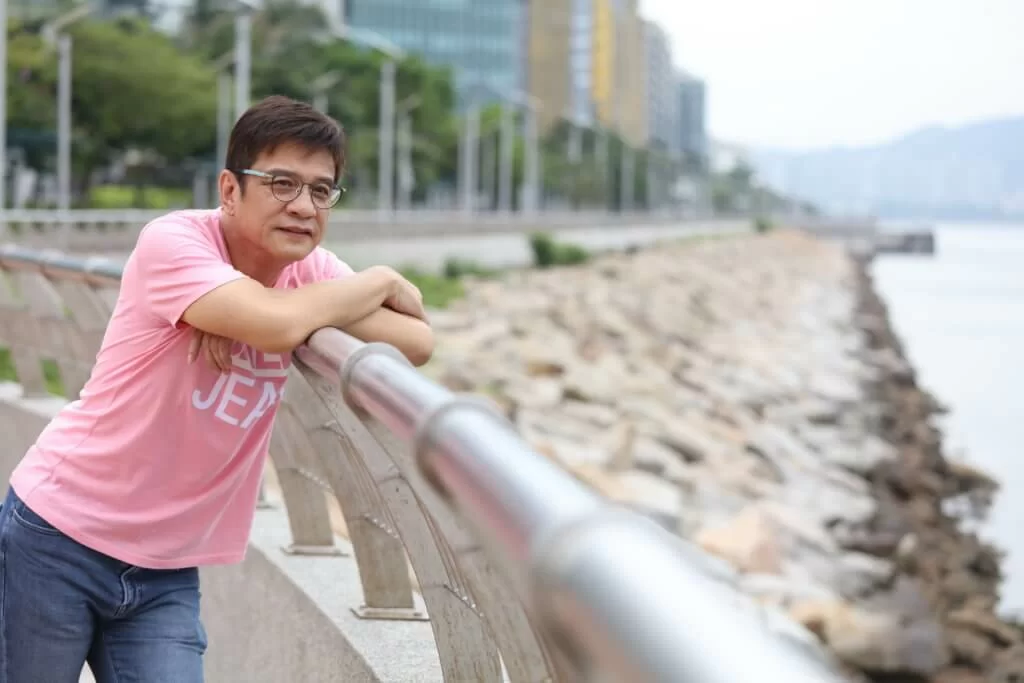 黃栢文十四歲入讀航海學校,十七歲正式成為海員,在海上漂泊了五年,才回歸岸上生活。