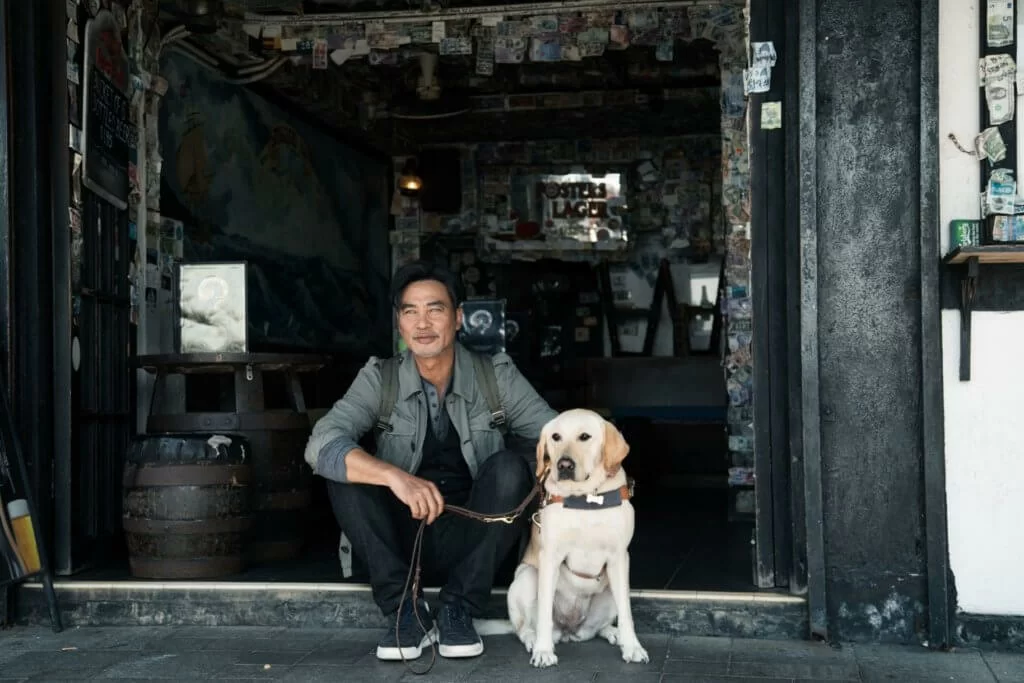 為演活視障人士角色,華哥特別從美國訂了一款特別的隱形眼鏡。