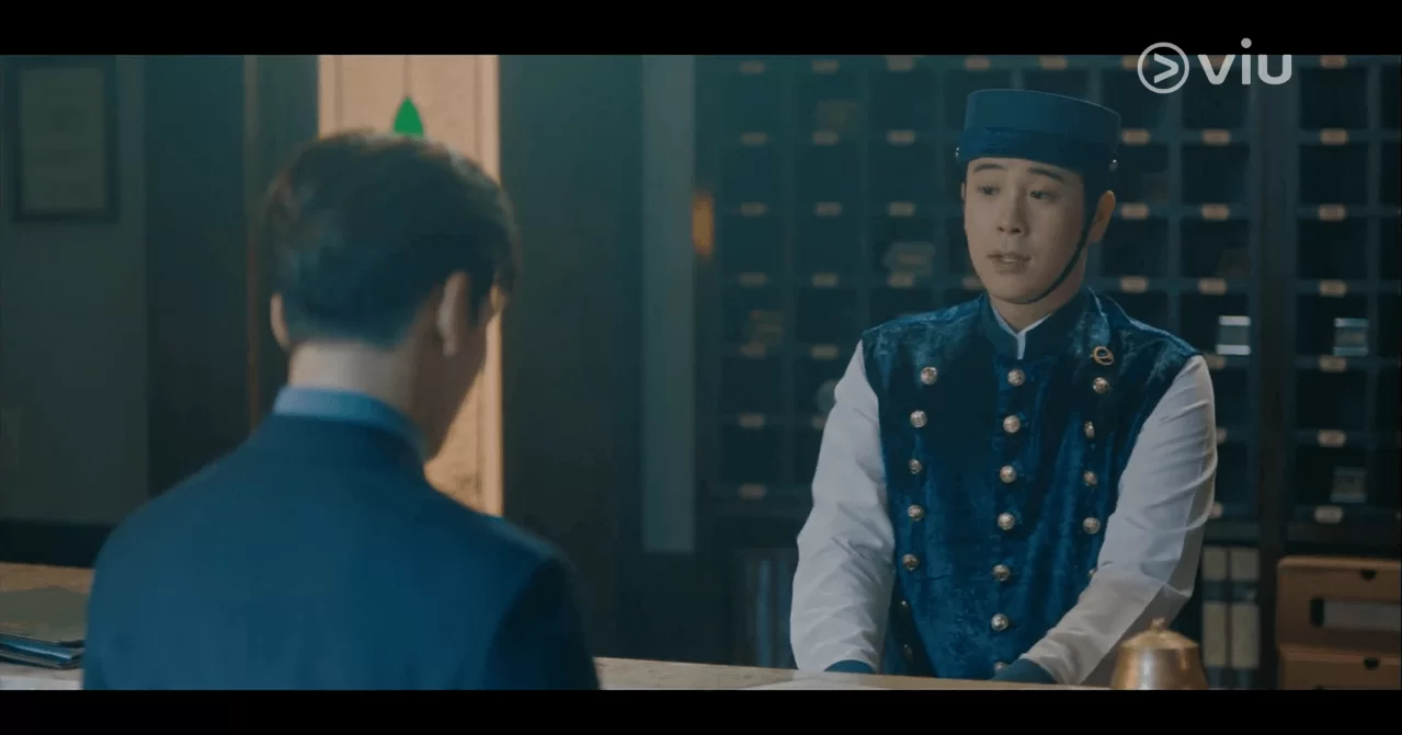 酒店接待員池賢重(P.O飾)的崗位,是以酒店為主題的一間㗎啡店。