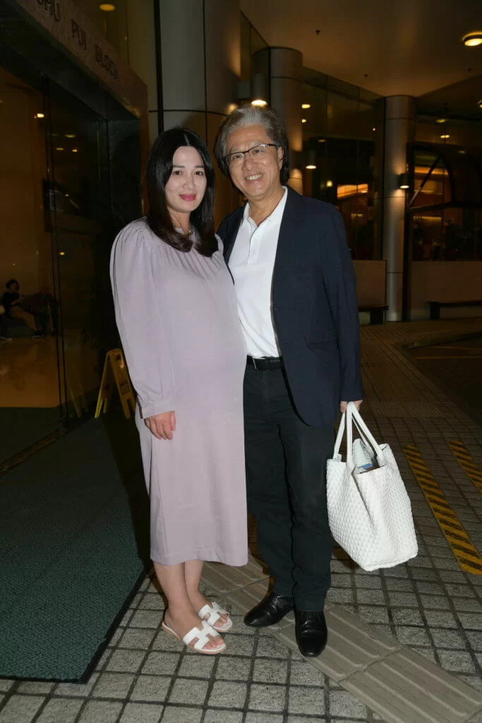 周三晚少霞與丈夫李文輝抵達醫院，大方承應準備開刀分娩。