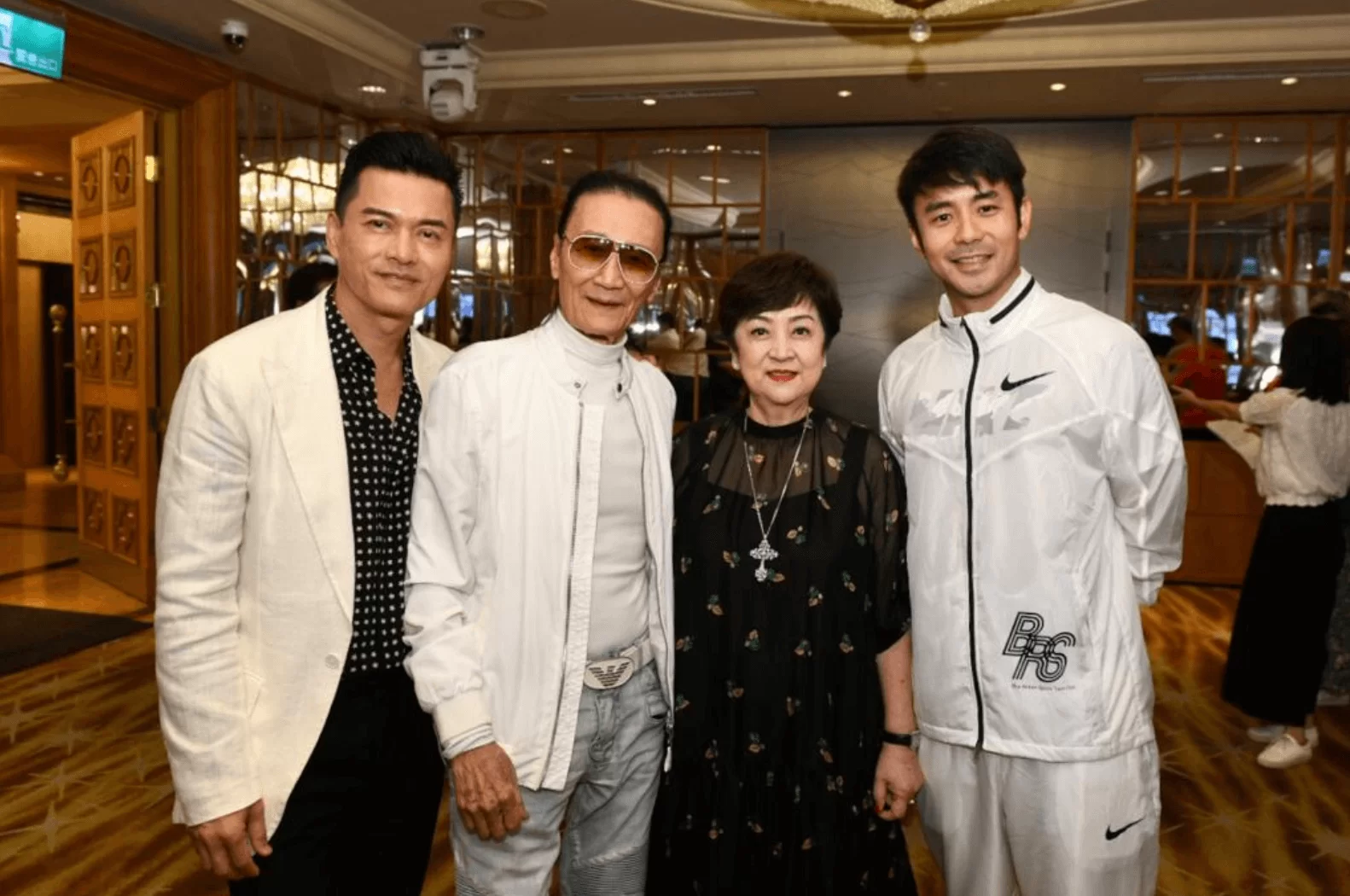 甄珍與兒子章立衡、謝賢及呂良偉。