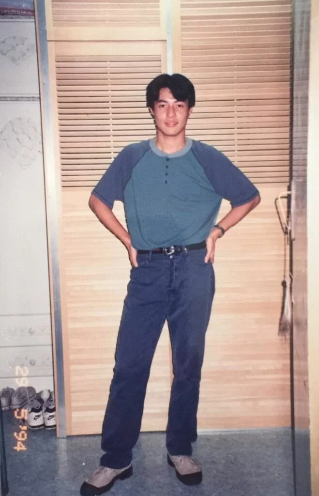 張達倫讀書時喜歡踢波和運動，身材頗高大。