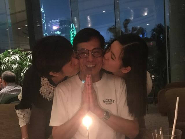 李國麟生日，太太與女兒一起吻賀壽星公，他感激有這位低調賢妻在背後支持。