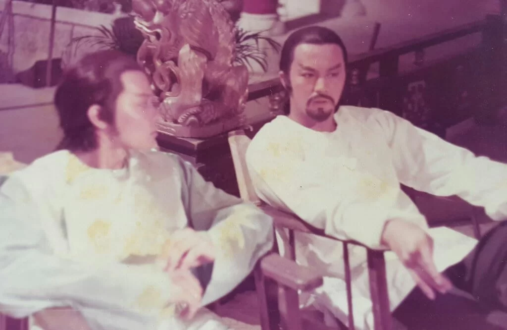 李岡在佳視時期曾跟陶敏明合作,佳視倒閉後,他曾去工廠上班,後來由狄龍引薦入邵氏,二人在《教頭》中更有對手戲。