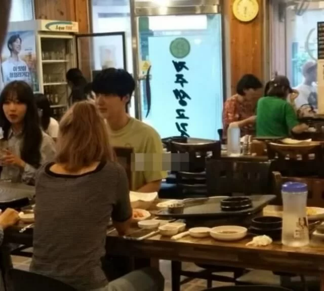 安宰賢生日前被拍得跟其他女性吃飯