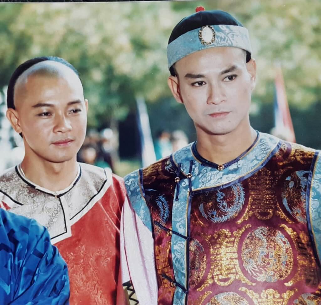 李岡曾與鄭少秋赴北京及杭州拍攝《戲說乾隆》，此劇是首部赴國內實地取景的台灣劇集，當年獲得非常高收視。
