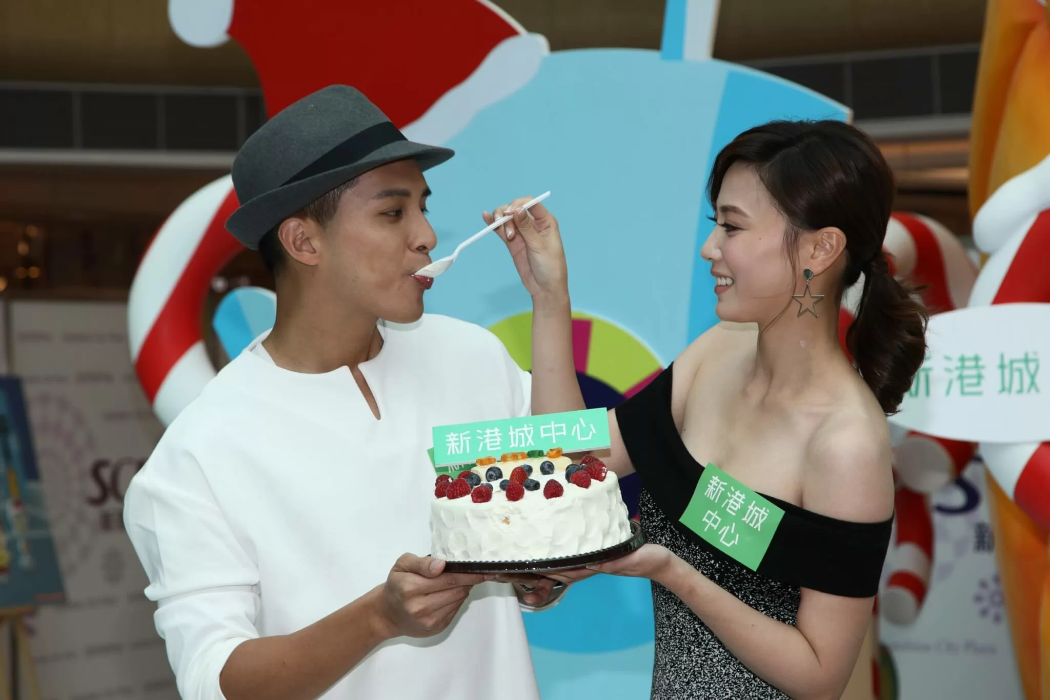 朱朱指一班朋友跟廣沛切蛋糕，他已經很開心了，因為他是一個很容易滿足的人。