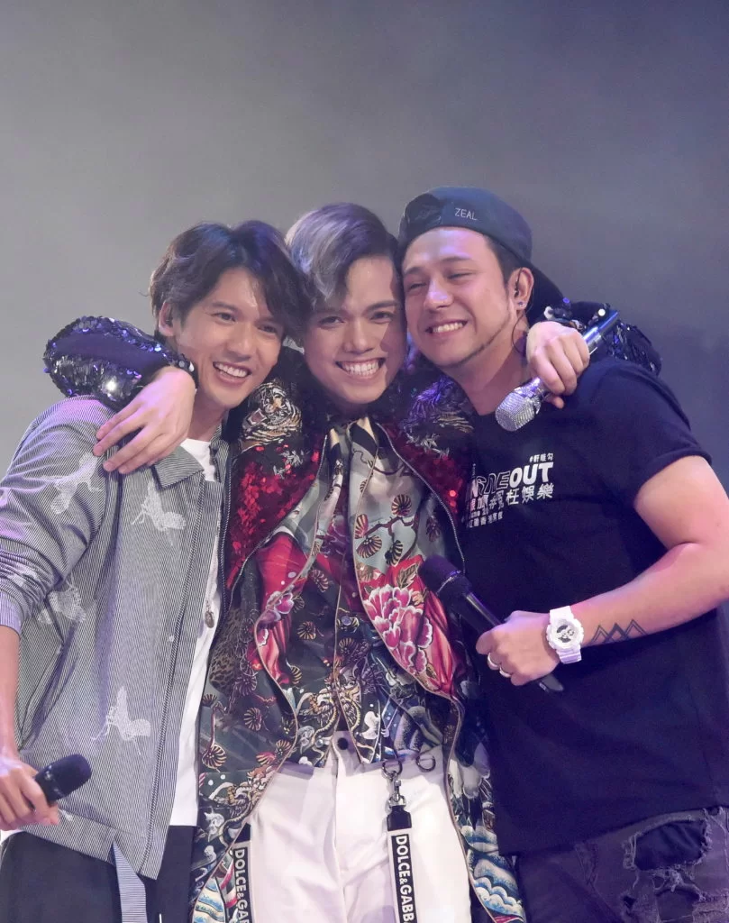 20180621 ±i·q°a«e±ßÁ|¦æ§À³õºt°Û·|¡ABoy'z¦A«×ÀòÁÜ¤W¥x¡A¤T¤HÅó¨ì¹ê¤@¹ê¡C´£¨ì´¿¶Çãn»Dªº±K¤ÍÃö´¼Ùy¡]Kenny¡^¨â«×°µ¹Å»«³y¦¨«¡°Ê¡A°Ý¨ì¨â¤H¥Ø«eªºÃö«Y¡A°a¥J§Î®e¡G¡u§Ú­Ì¤@ª½¬O¦n¦n¦n¦nªºªB¤Í¡B¦n±K¤ÁªºªB¤Í¡I¡v Ãö´¼Ùy¡]¥ª°_¡^¡B±i·q°a»P±i­P«íÅó§@¤@¹Î¡A­±¶K­±¿Ë±K¦p©õ¡A·S¨ÓÆ[²³°_«¡¡C (Áé°¶¯ôÄá)