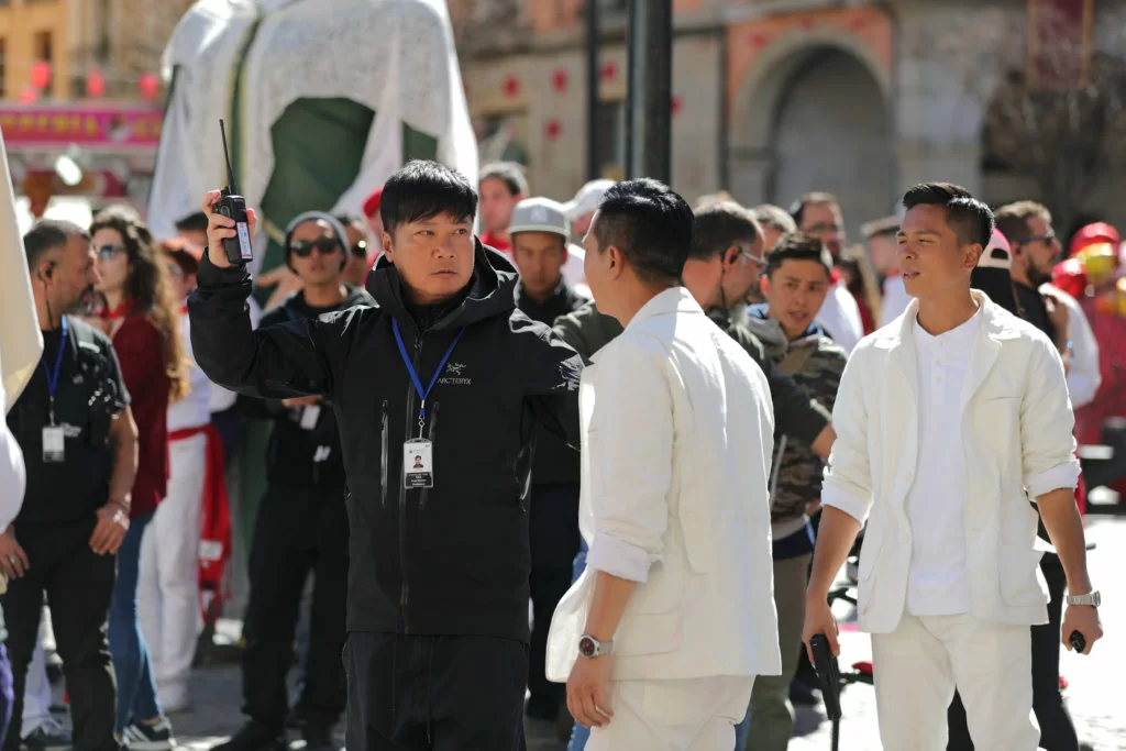 在西班牙的奔牛節拍攝大型槍戰,家輝與錢嘉樂非常緊張。