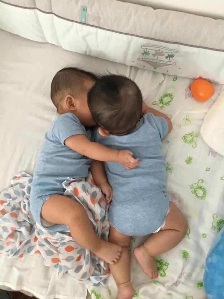 她覺得一對兒子很幸福，由肚內到出世，一直相依陪伴成長。