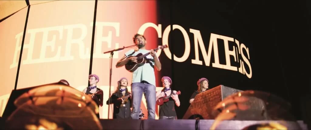 赫密殊柏特爾飾演A貨披頭四歌手,歌聲真摯動人。