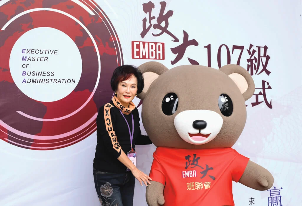 胡錦以七十高齡考入政大,以兩年時間完成碩士課程,稍後她更打算考博士班,繼續創出影圈的新紀錄。