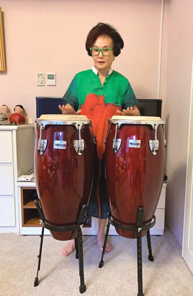 有些人割除了乳房，淋巴排不了水分，手會腫起來，胡錦很重視做手部的復健運動，所以手並沒有腫。