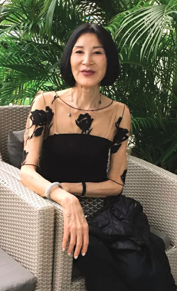 娟娟穿什麼都好看，葉雅媛很喜歡這件衣服，娟娟說要送給她。