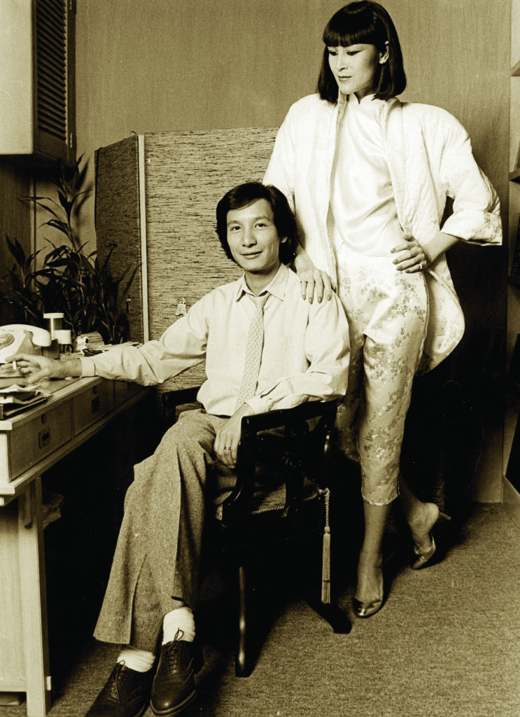 劉培基以「夜上海」系列，到倫敦、巴黎和杜塞爾多夫參展。劉娟娟穿的是白金真絲時裝。