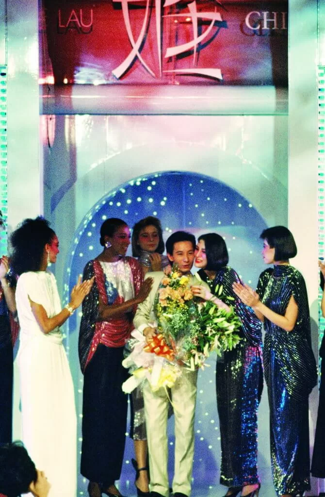 盛大的秋冬時裝表演，劉培基與一眾模特兒出台謝幕，娟娟上前親吻Eddie，她身穿的晚裝，汪明荃買下來，在八五年中央台春節聯歡晚會獻唱《萬里長城萬里長》時穿著。