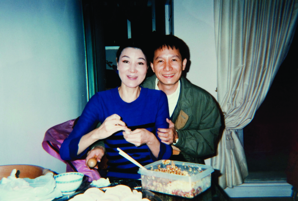 劉娟娟是烹飪高手，一個人做兩圍枱的菜也面不改容，包的餃子更是天下無敵。