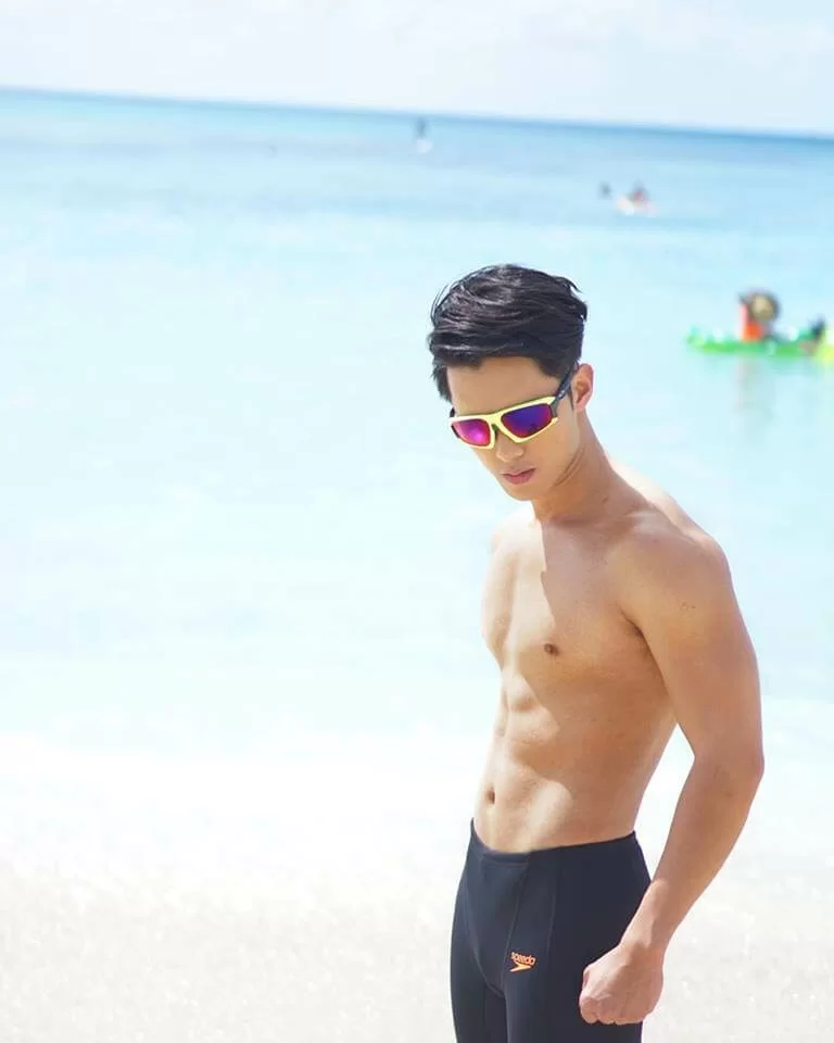 何廣沛早前在拍旅遊節目中大騷肌肉，被網民大讚有樣有身型。