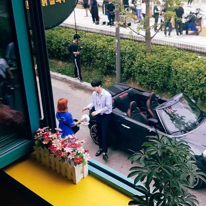 安宰賢主演的劇集《有缺陷的人們》早已開機,但現時大量網民要求他從劇集下車,更有廣告商中斷安宰賢的廣告。