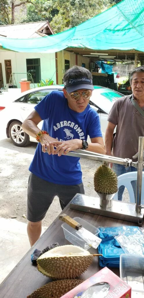 退休後的李家聲經常跟太太遊山玩水,享受美食,非常寫意。