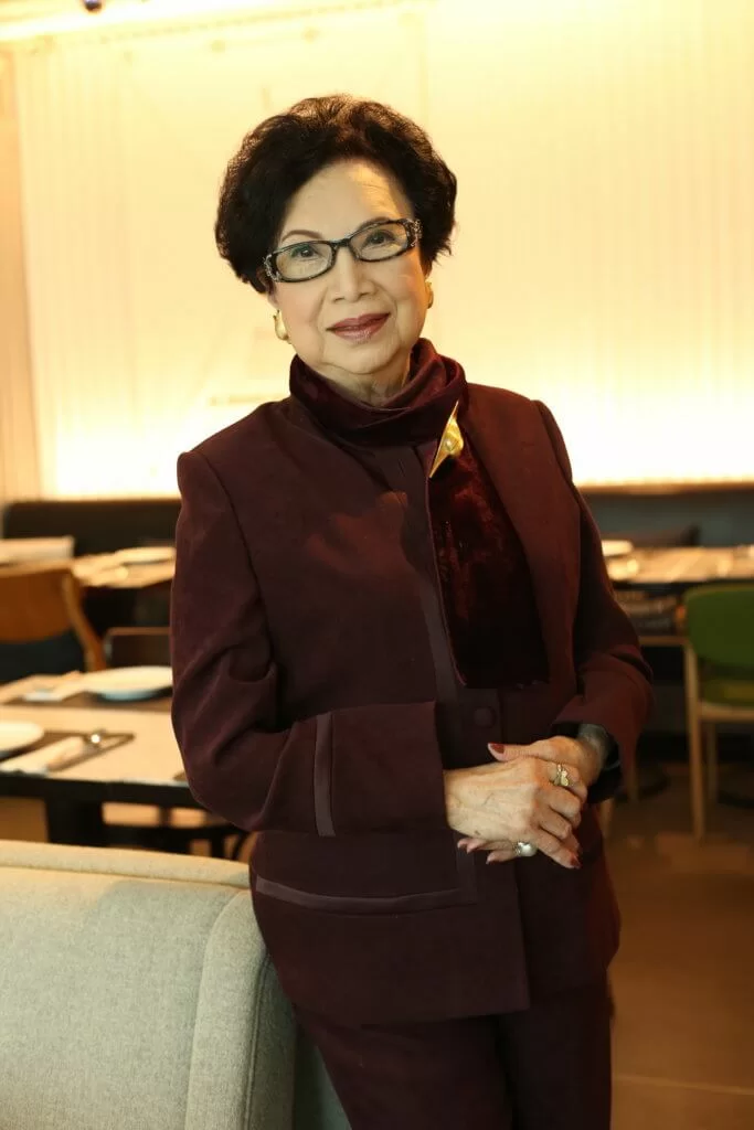 Lily姐認為一個人的儀態，除了修飾外，還包括待人接物的態度。