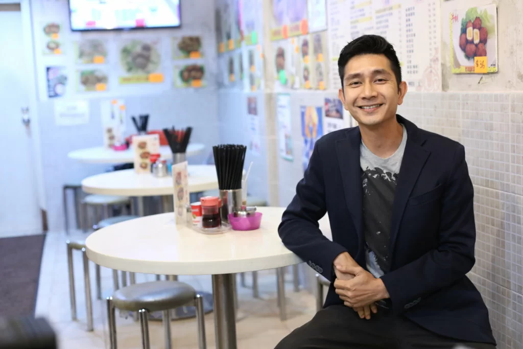 李尚正投資有道,除了有幾層樓收租,還跟友人合夥開了一間牛腩麵店。