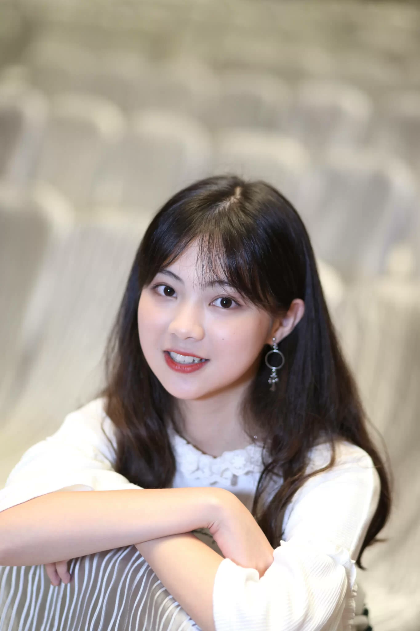 《她》劇中，區明妙飾演年輕版的田蕊妮，亮麗外型令觀眾眼前一亮。