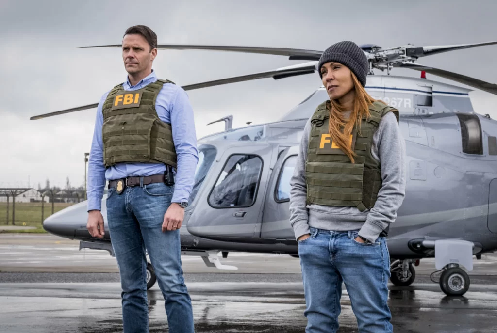 FBI全力追捕謝拉,認為他是謀殺總統嫌疑犯。