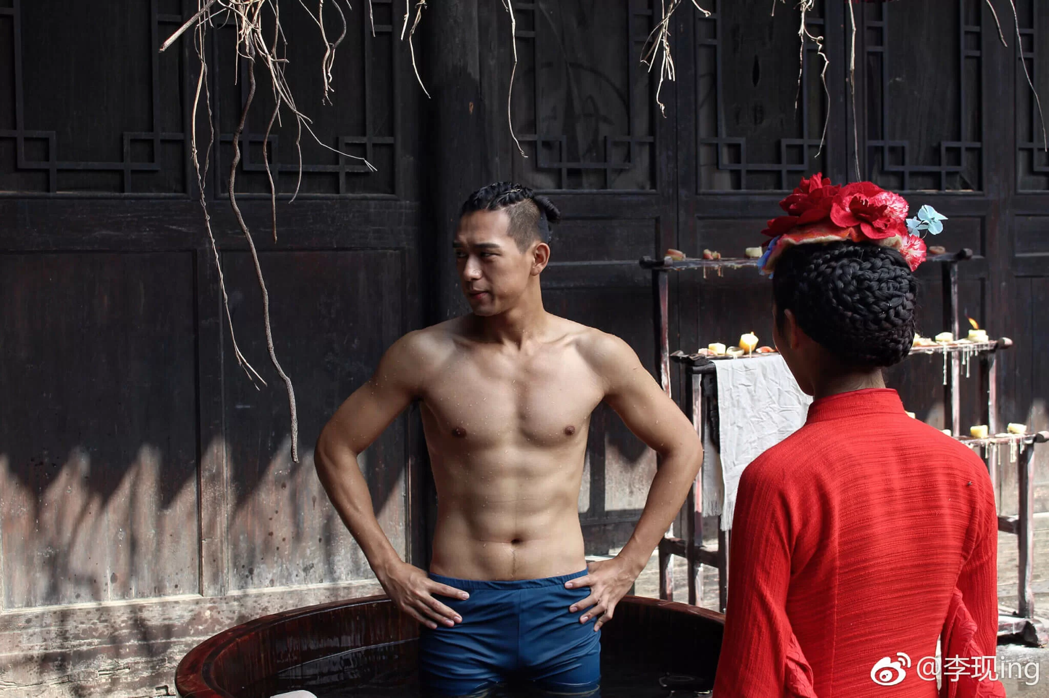 李現除了有一副好身材外,他更會彈結他,不過男神在初中時是個八十公斤的小胖子,果然胖子都是潛力股!