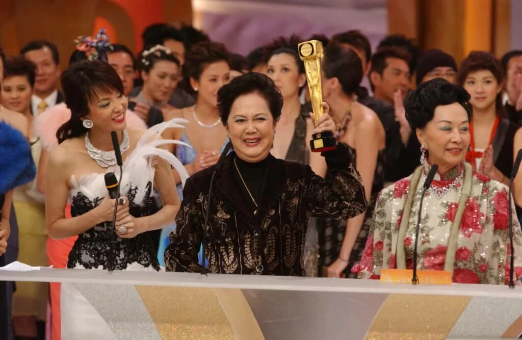 ○五年獲無綫頒發萬千光輝演藝大獎，表揚她在演藝圈的貢獻。