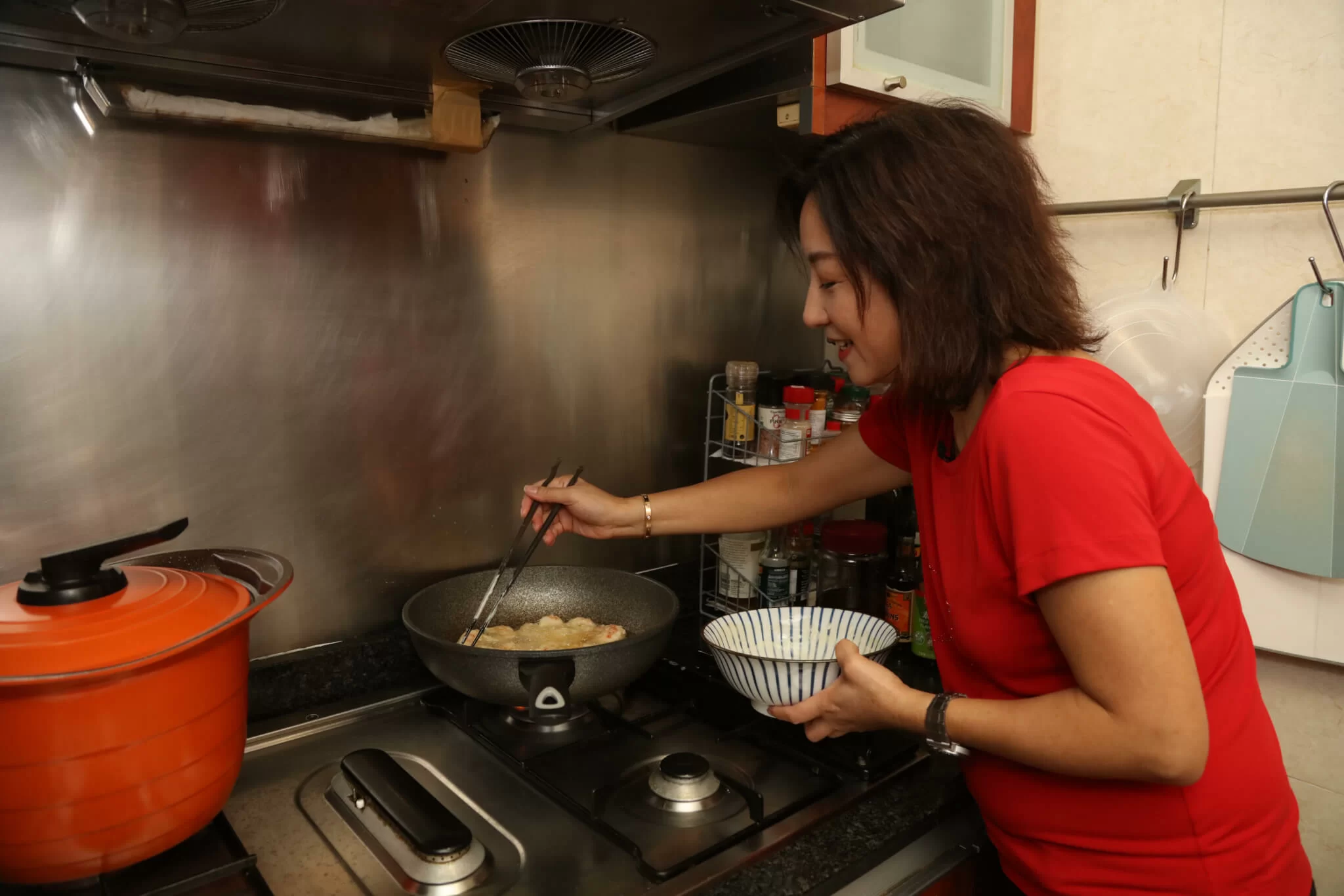 蝦炸至金黃色,要先撈起碟上,酸甜汁煮好才撈起。