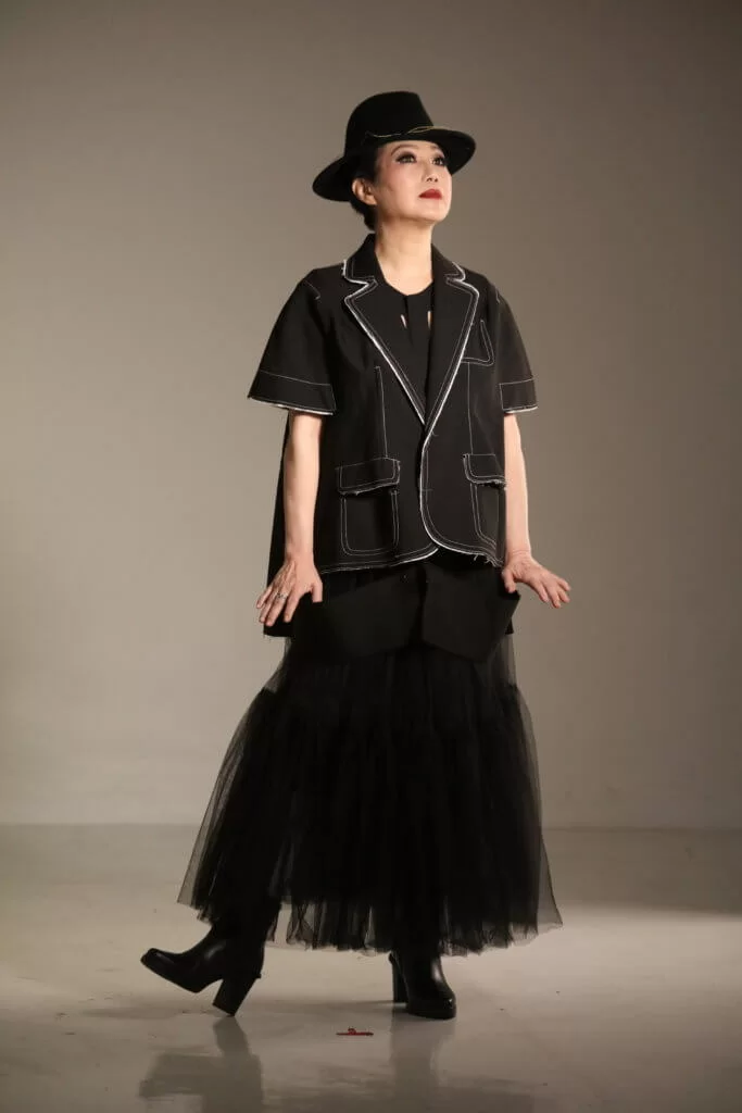 江華很喜歡太太這個造型，更高呼四十年前的麥潔文返嚟啦！