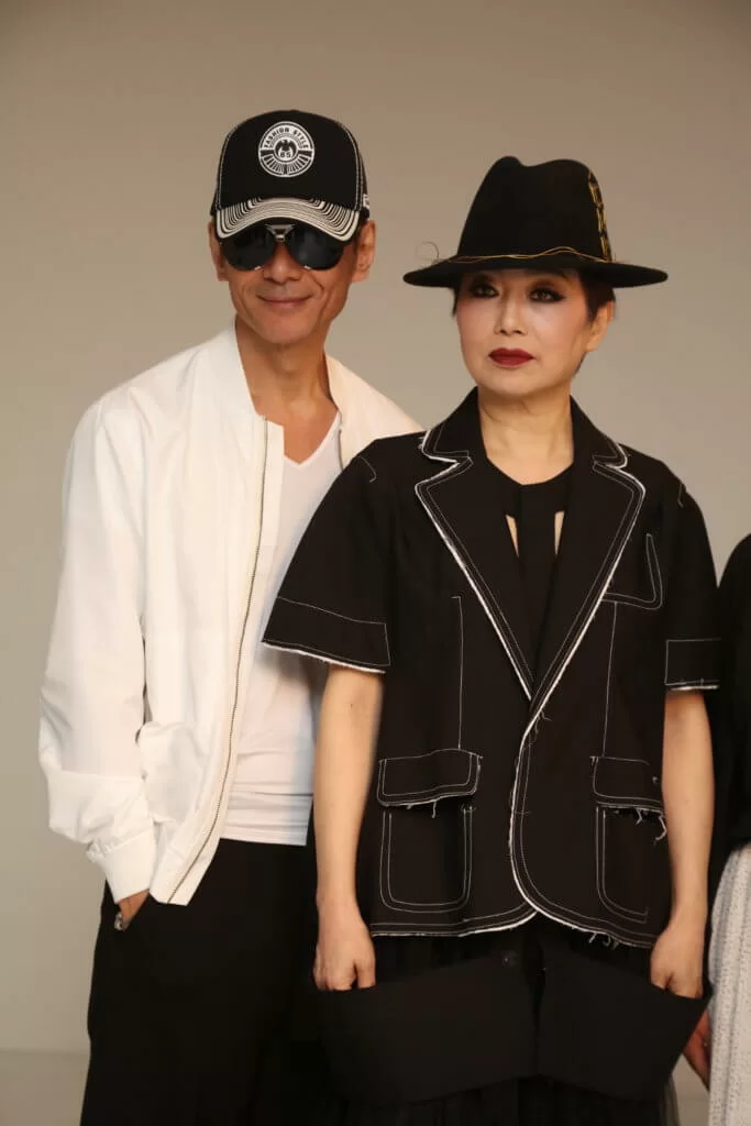 完美主義的江華在未有化妝的情況下，會戴上太陽眼鏡才肯與太太合照。