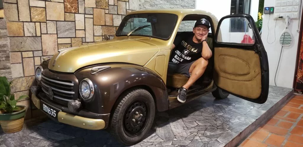 李家聲離港前,所租的車位月租已加價至四千多元,檳城買樓基本上附送車位,而且油費亦較香港便宜。