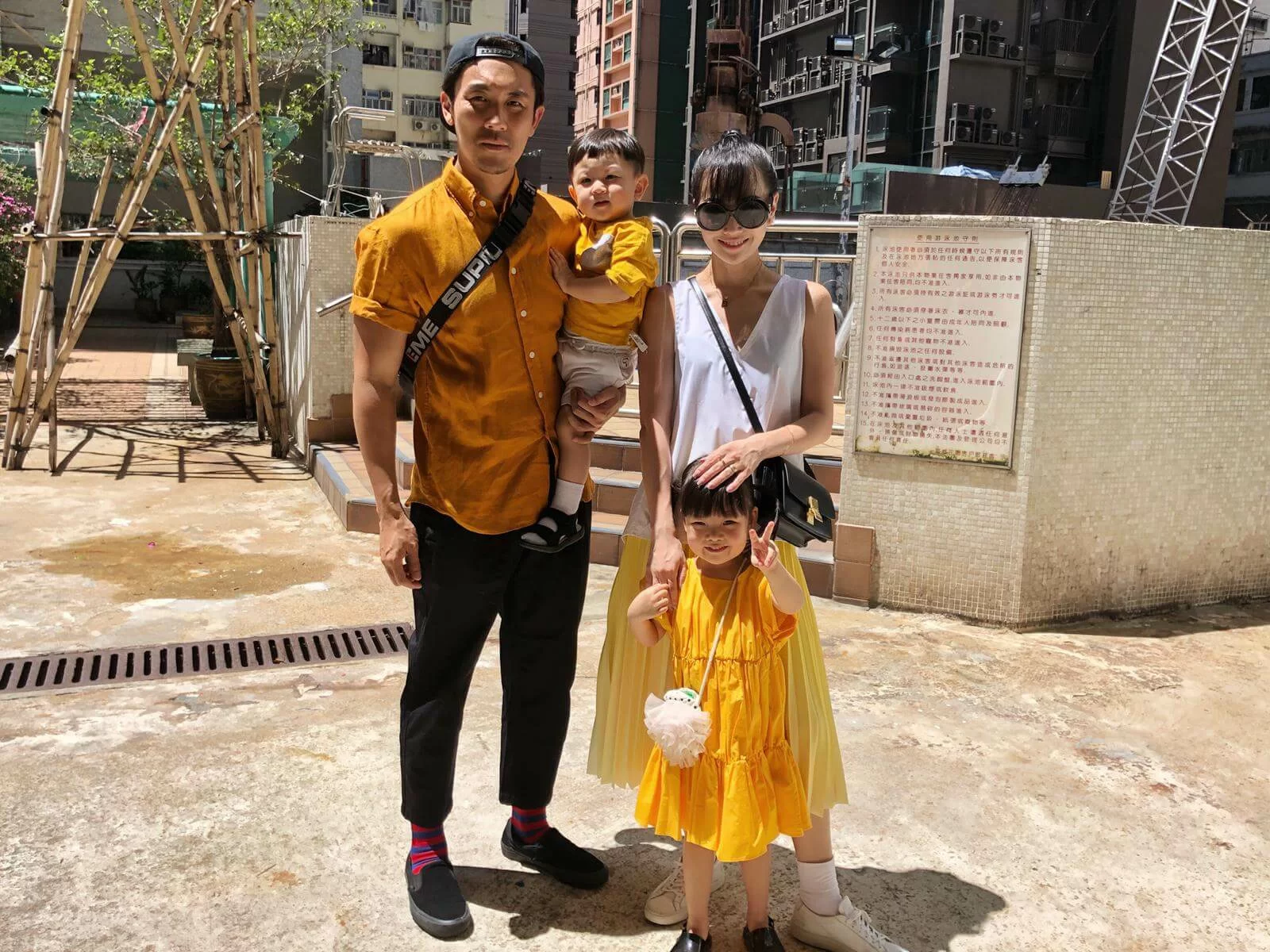 婚後太太照顧一對仔女，全職做譚俊彥背後的女人。 