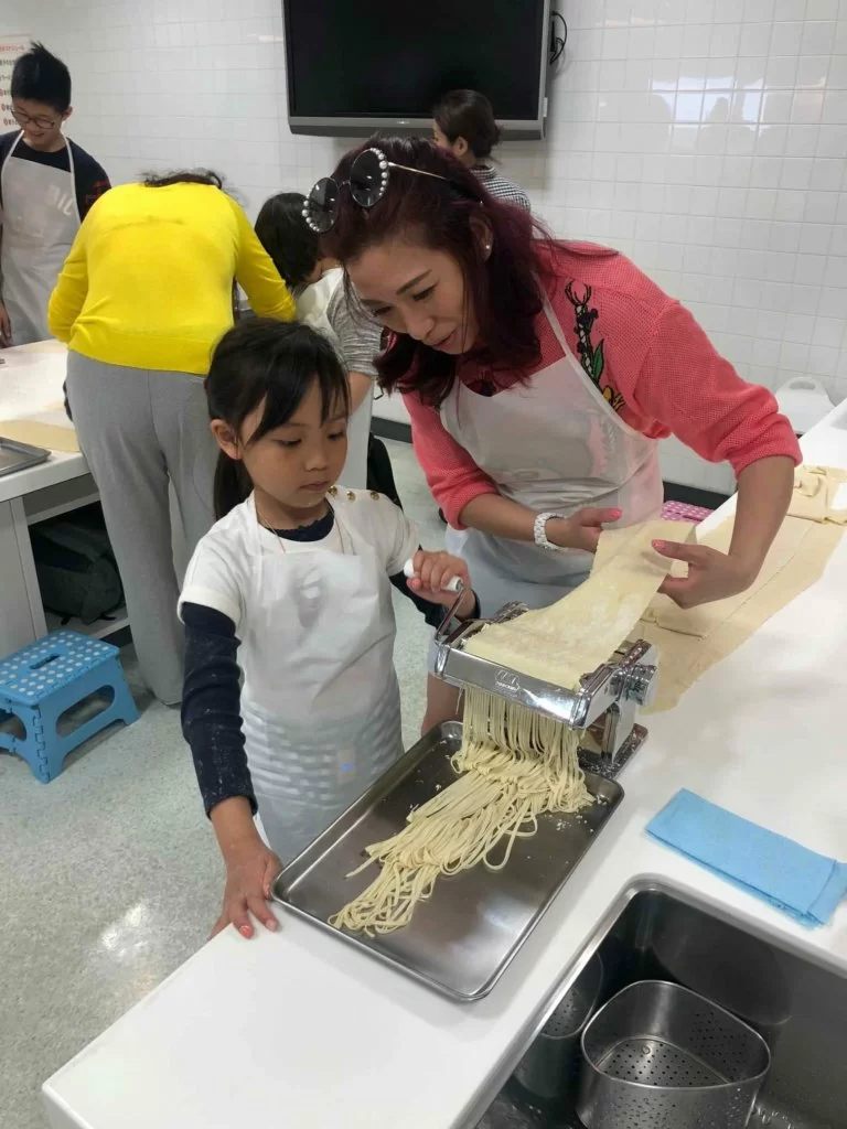 作為媽媽的她，事事親力親為，這天帶女兒做麵條。