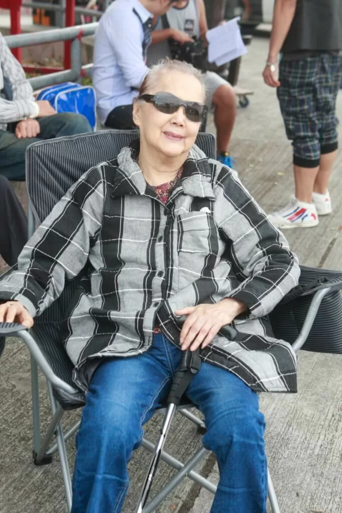 一五年未跌倒前，夏萍仍有拍劇，不過會有枴杖傍身，幕後亦會安排凳給她坐。