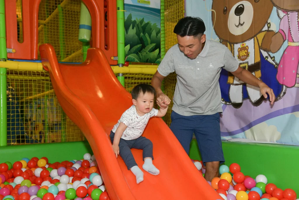 囝囝性格大膽，喜歡攀爬等危險動作，時刻要看管他。