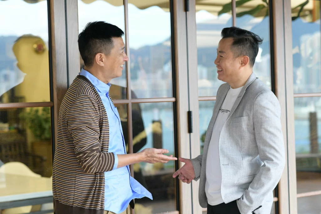 家輝說導演是個感性的人,說劇情也會淚流披面。