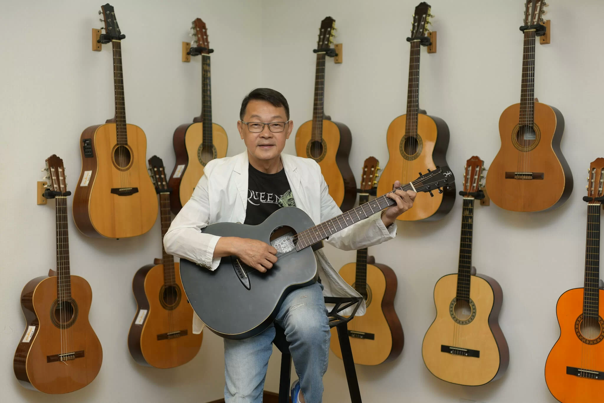 李岡年輕時沒機會學音樂，近年鼓起勇氣跟老師學結他，一圓其音樂夢。