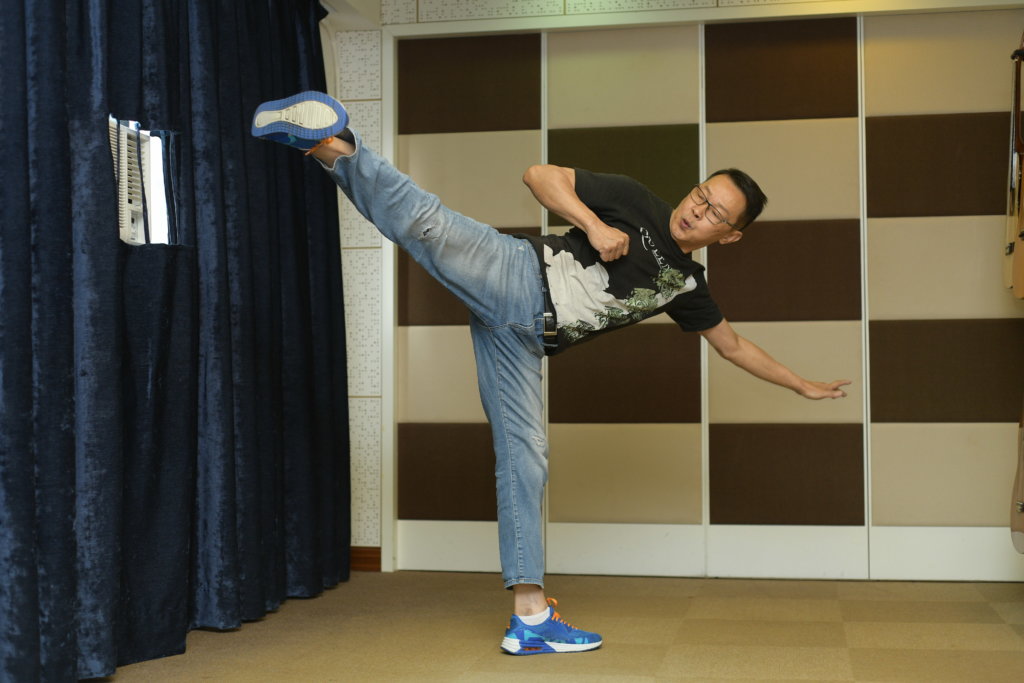 李岡年輕時正值李小龍熱潮，他亦有學過詠春、空手道及柔道等不同武術。