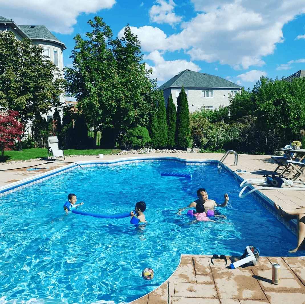 五歲的長子梓燁和弟弟浩鋒正興奮地玩着浮棒，而三歲的妹妹凱婷則選擇和公公一起嬉戲，非常溫馨！ 