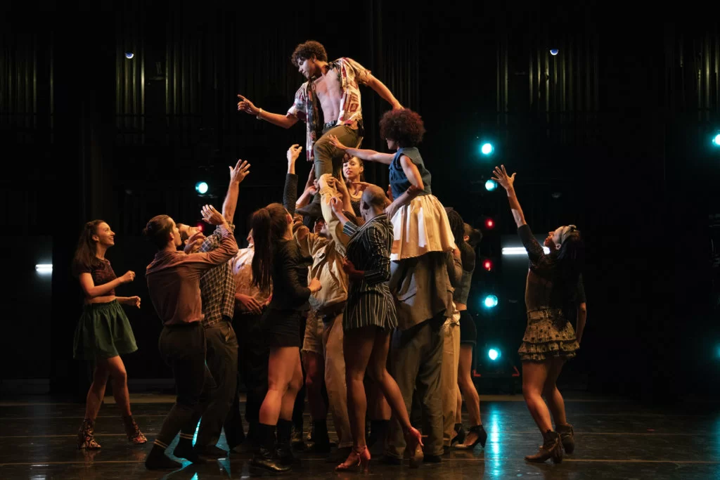  卡洛斯設計的舞蹈，包含了他成長的痛苦與背負的複雜家庭背景。