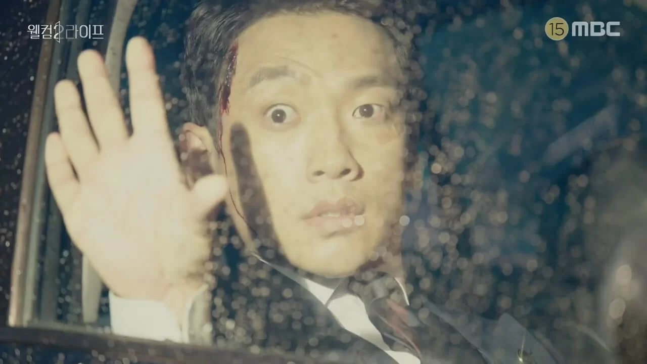 男主角Rain在首播就差點死掉,幸好有「主角光環」大難不死,亦因此到達了平行時空。