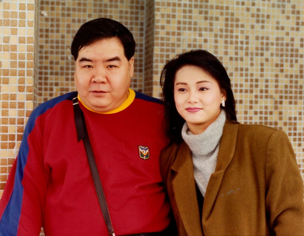 鄭則仕做導演時認識太太林燕明，他笑自己「醜男娶美女」。