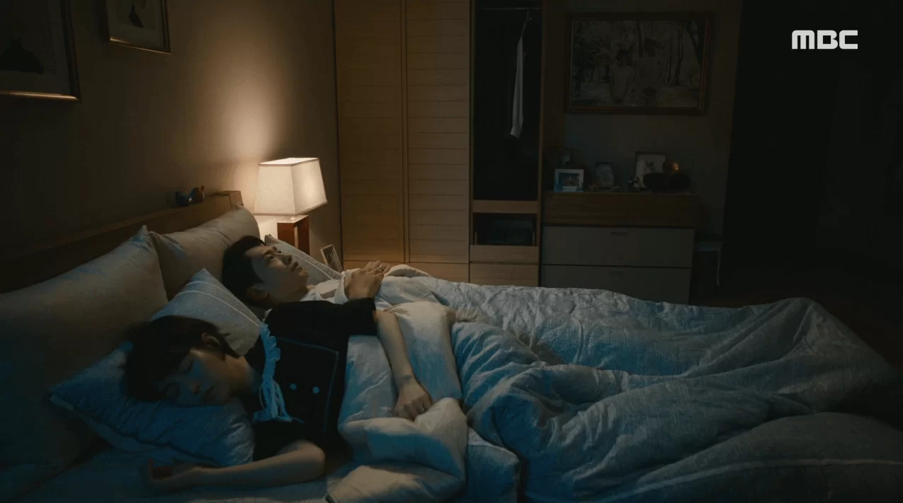 Rain和林智妍有同牀戲份,不知道金泰希看到這一幕的反應如何呢?