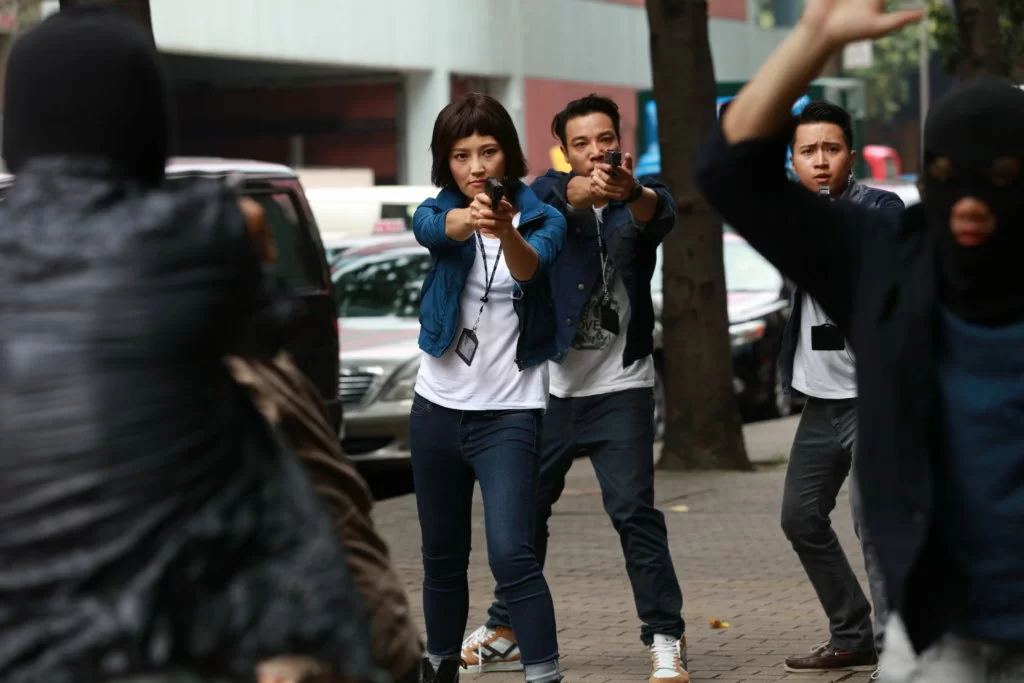 何綺雲在《迷》飾演警花Nat哥，與下屬關係良好，又識走精面，一改其秘書形象。