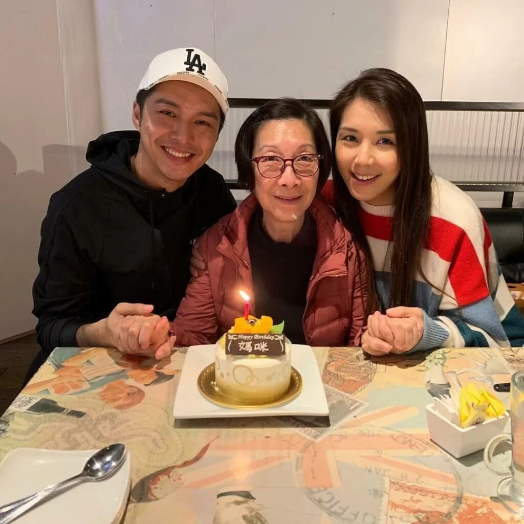 黃嘉樂與女友Samatha陪媽媽切蛋糕慶生,雖然未結婚,已儼然幸福一家人。