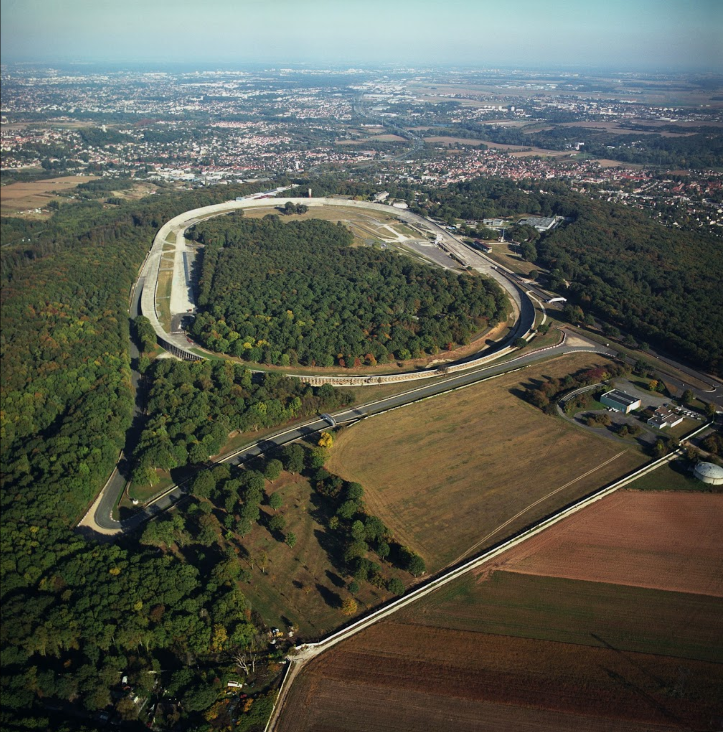 蒙特耶里賽車場（Autodrome de Linas-Montlhéry）於1924年落成，位處距離巴黎三十公里外的近郊地區。這個專業賽車場以一條2.5公里長的橢圓形賽道為主幹，由法國實業家、發明家亞歷山大‧朗布藍（Alexandre Lamblin）所設計。1925年7月法國大獎賽的第一場比賽就是在此進行的。儘管現在已不再被用作賽車場地，但這賽道曾經成就了不少車速世界紀錄，在車場落成初時，三位傳奇車手J.A Garfield、Robert Plessier和Paul Guillon駕駛着Renault雷諾40 CV NM在賽道狂飆二十四個小時，行駛總里程達4167公里，以超過173公里/小時的極速刷新世界紀錄，還同時創造了1000、2000英里以及2000、3000、4000公里的均速世界紀錄壯舉。