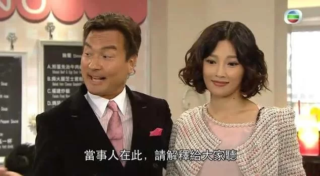 何綺雲是最早期加入《愛‧回家》的演員，在第一輯播出時，她飾演暗戀查家澤（黃子雄飾）的秘書，表現突出，令觀眾印象深刻。